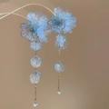 Detail von blauen Acryl-Blumenohrringen mit goldenen Quastenketten und Perlenakzenten - Silbernadel-Blau