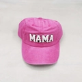 Detalle de gorra de béisbol rosa lavada con bordado MAMA en relieve blanco y contorno negro - Adulto MAMA / Rosa Rojo