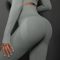 Détail du pantalon de yoga sans couture vert sauge avec effet push-up et taille haute - Gris clair