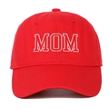 Détail de la broderie MOM sur une casquette de baseball vintage en coton rouge - Rouge MOM