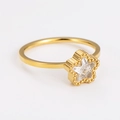 Dettaglio anello stella dorato con bordo a sfere e zircone incastonato al centro - US 6 / Stella Oro Zircone