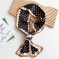 Foulard sottile in raso con stampa geometrica lettera D e raffinato design tricolore - Motivo D Nero