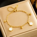 Pulsera de cadena de clip en acero dorado con colgantes de flores blancas - Estilo de Amuleto de Cuentas de Flor de Cinco Pétalos Dorado (B1379)