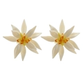Dettaglio di orecchini a fiore in acrilico 3D con petali color crema e stami di perline - Resina/Perline / Fiore Bianco Giallo