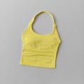 Dettaglio del top yoga giallo con trama a maglia ondulata traspirante e scollo a U - Giallo Chiaro