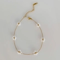 Collier en acier inoxydable doré avec de délicates breloques fleurs en perles blanches - Chevillère 21+5cm