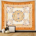 Dettaglio dell'arazzo mandala boho appeso alla parete con vasi in ceramica decorativi - 73X95CM / Tessuto Spazzolato / GT220802 Mandala Arancione Caldo