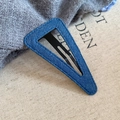 Dettaglio di un fermaglio per capelli triangolare in denim blu con cuciture e base in metallo - Stile Triangolo Denim Blu (HH9169)