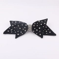 Dettaglio del fermaglio per capelli in velluto nero con strass brillanti a forma di fiocco - Nero