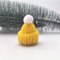 Mini gelbe Strickmütze mit weißem Bommel für DIY Puppen- und Weihnachtsdekoration - Weißer Pompon / Hellgelb (Klein)