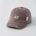 Dettaglio del cappellino da baseball in velluto a coste grigio-viola con ricamo della lettera B - 48cm (6 Mesi-2 Anni) / Borgogna