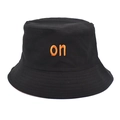 Dettaglio ravvicinato di un cappello da pescatore in cotone nero con ricamo arancione - M (56-58cm) / Nero