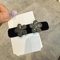 Macro di orecchini a fiore con strass grigi su base di fermaglio per capelli in velluto nero - Doppio Fiore