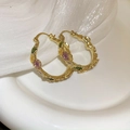 Goldene Blumenkranz-Ohrringe mit lila Blüten und grünen Blättern auf Satin - Violetter Blumenkranz Stil