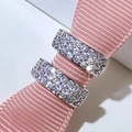 Boucle en argent luxueuse avec zircons brillants et ruban côtelé rose élégant - Or blanc