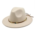 Dettaglio cappello in feltro con fascia in pelle intrecciata e perline decorative - Beige