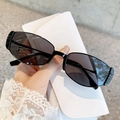 Occhiali da sole cat-eye neri con finiture argentate e custodia in pelle bianca - Montatura Nera Lenti Grigio Nero