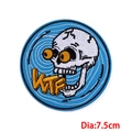 Schädel und WTF Stickerei Aufnäher in blauem Spiraldesign für Jeansjacken 7,5cm - WTF Skelett