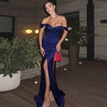 Detail eines dunkelblauen Satin-Abendkleids mit Carmen-Ausschnitt und hohem Beinschlitz - S / Marineblau