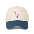 Detail der Flamingo-Stickerei auf einer zweifarbigen beige-blauen Baseballkappe - Off-white/Dunkelblau
