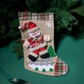 Weihnachtssocke aus Leinen mit 3D-Plüsch-Schneemann und rotem Karo-Bündchen - Schneemann / Flachsfarben