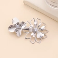 Silberne Haarspange mit vierlagigen hohlen Blumen und eingelegten Kristallen - Silber