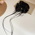 Chouchou élégant en satin noir avec rubans longs sur un bureau blanc minimaliste - 74# Ruban Satin Noir (HH3984)