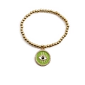 Pulsera de cuentas doradas con colgante de ojo turco verde y circonitas sobre fondo blanco - verde claro