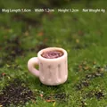 Miniatuur witte beker met koffie voor eekhoorn tuin landschap decoratie - Beker