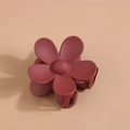 Détail d'une pince à cheveux fleur bordeaux mat avec design à dents en résine - Bordeaux
