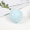 Hellblauer Hundekau-Spielball mit Knochenmuster zur Gebissreinigung - Quietschen Knochenball / 6.5cm / Blau