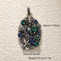 Pendentif crâne rétro argenté avec gemmes bleues et dimensions 44mm x 24mm - Crâne de Lion Argent Antique