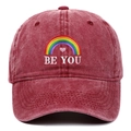 Broderie détaillée d'arc-en-ciel, cœur et texte BE YOU sur casquette en coton lavé - Taille unique / Bordeaux