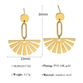 Dettaglio macro di orecchini a ventaglio in acciaio inossidabile placcato oro 18K con misure - Stile Vuoto a Forma di Ventaglio (SE20121172G)