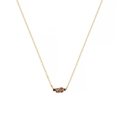 Dettaglio di gemme viola tonde su una collana in acciaio inossidabile placcata oro 18k - Febbraio / Ametista
