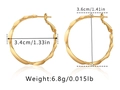 Detailansicht der 18K vergoldeten gedrehten Creolen mit Maßen 3,4cm Breite und 3,6cm Höhe - Geometrischer Gedrehter Stil (KE1009-1 Klein) / 18K-Gold