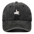 Détail de la casquette de baseball en denim délavé avec broderie du geste Shaka blanc - Noir