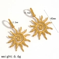 Vintage gouden zonne-oorbellen van titanium staal met maten op witte achtergrond - Gouden Zon Stijl (TE60009-G)