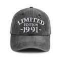 Détail de la broderie 3D blanche sur une casquette de baseball en coton délavé - Réglable / Style 1991 (Gris Carbone)