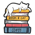 Spilla smaltata con gatto bianco su libri colorati e scritte Book & Cat e Coffee - Gatto Bianco su Libri Book & Cat (XZ7471)
