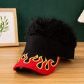 Berretto da baseball divertente con parrucca nera e ricamo a fiamma rossa e gialla - Nero + Capelli Neri