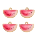 Makroaufnahme von vier rosa Wassermelonen-Anhängern mit Goldrand für DIY-Schmuck - Wassermelonenscheibe
