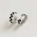 Boucles d'oreilles C en argent avec deux rangées de zircons noirs sertis pavé - Zircon Noir / Argenté