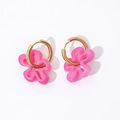 Dettaglio dei ciondoli a fiore rosa su orecchini a cerchio dorati con petali in resina - Oro-Rosa Rosso