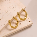 Créoles chic en acier titane plaqué or 18k avec un design ondulé irrégulier - EH073/Créole Polie Profilée