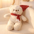 Cremefarbener Teddybär mit roter Weihnachtsmütze und Schal auf einem Sofa - Roter Kleiner Schneeflocke Set Stil / 60CM