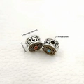 Perles cylindriques en argent tibétain avec motifs géométriques et incrustations 10mm - Perle Plate Motif Grec Incrustée (N° 11) / Diamètre 10mm/Épaisseur 8mm/Trou 2mm / Bicolore Or et Argent