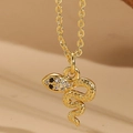 Dettaglio della collana con ciondolo a serpente placcata oro 14K e pietre in zircone - Collana serpente curva / Oro
