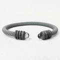 Graues Kabel-Armreif-Armband mit mattem Finish und klaren facettierten Edelstein-Akzenten - Grauer Stil (BR049-1)