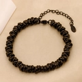 Dettaglio del bracciale industriale nero in acciaio inossidabile con catena e chiusura a moschettone - Nero (B-55)